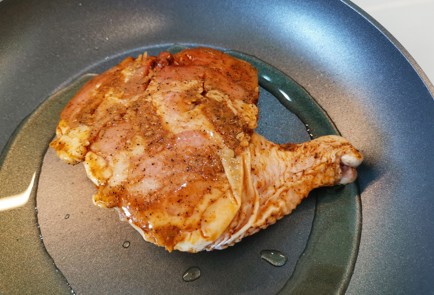 Фото шага рецепта Куриный окорочок на сковороде 186983 шаг 9  