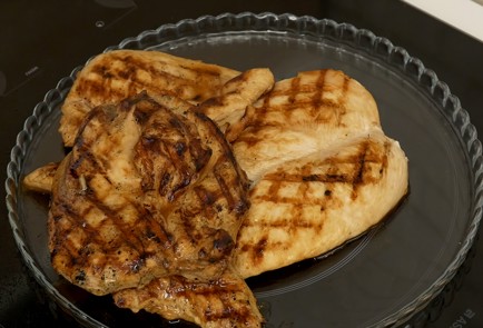 Фото шага рецепта Куриный салат погуамски 45994 шаг 2