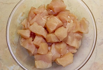 Фото шага рецепта Салат из курицы с цитрусовыми без майонеза 188090 шаг 2