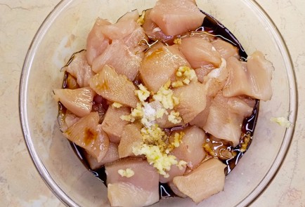 Фото шага рецепта Салат из курицы с цитрусовыми без майонеза 188090 шаг 3