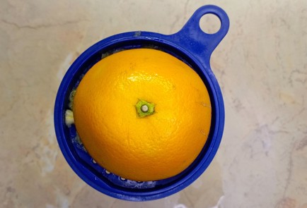 Фото шага рецепта Салат из курицы с цитрусовыми без майонеза 188090 шаг 4