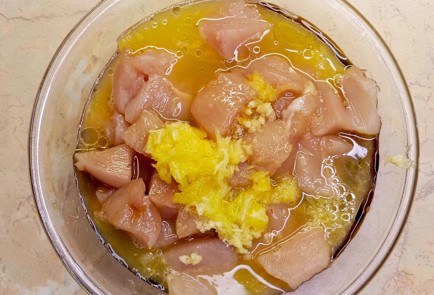 Фото шага рецепта Салат из курицы с цитрусовыми без майонеза 188090 шаг 5