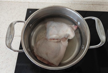 Фото шага рецепта Куриный суп с чесночными сухариками 175933 шаг 1  