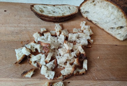 Фото шага рецепта Куриный суп с чесночными сухариками 175933 шаг 10  