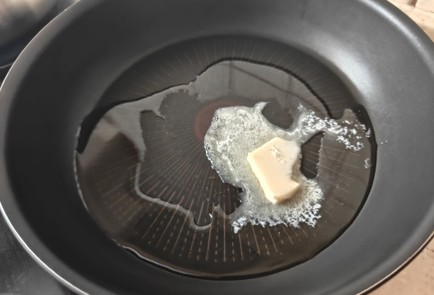 Фото шага рецепта Куриный суп с чесночными сухариками 175933 шаг 4  