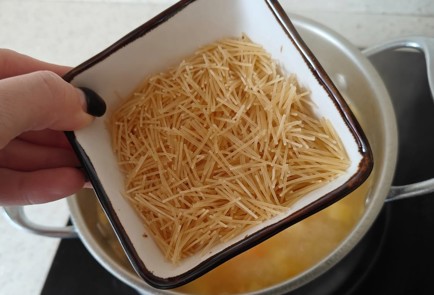 Фото шага рецепта Куриный суп с чесночными сухариками 175933 шаг 7  