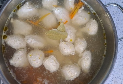 Фото шага рецепта Куриный суп с фрикадельками 189513 шаг 10  