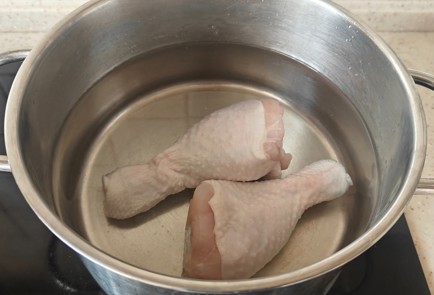 Фото шага рецепта Куриный суп с сырными клецками 190912 шаг 1  