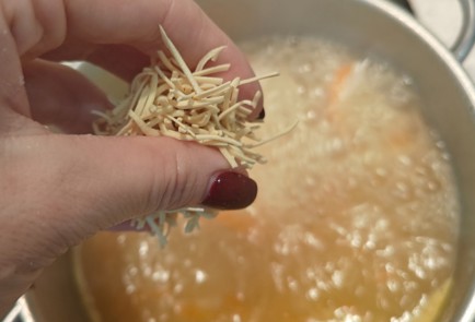 Фото шага рецепта Куриный суп с сырными клецками 190912 шаг 10  