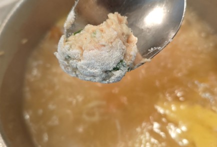 Фото шага рецепта Куриный суп с сырными клецками 190912 шаг 11  