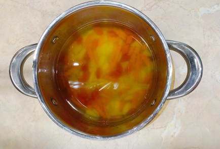 Фото шага рецепта Куриный бульон с клецками из сердечек 187257 шаг 6  