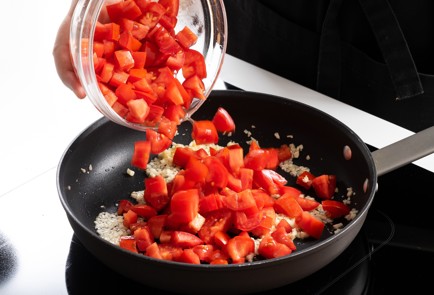 Фото шага рецепта Курник с курицей сыром и помидорами 139928 шаг 6  