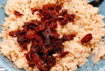 Фото шага рецепта Кускус с беконом и вялеными томатами 153026 шаг 6  