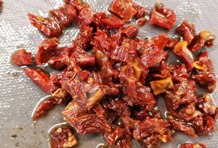 Фото шага рецепта Кускус с творожным сыром и вялеными томатами 152747 шаг 6  