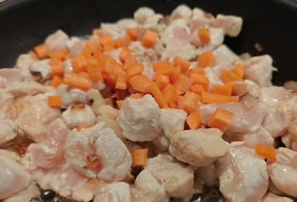 Фото шага рецепта Кусочки куриного филе с куркумой и сливками 189187 шаг 6  