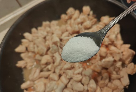 Фото шага рецепта Кусочки куриного филе с куркумой и сливками 189187 шаг 7  