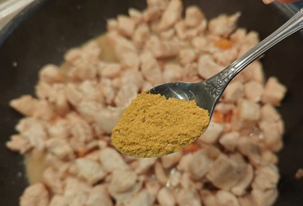 Фото шага рецепта Кусочки куриного филе с куркумой и сливками 189187 шаг 8  