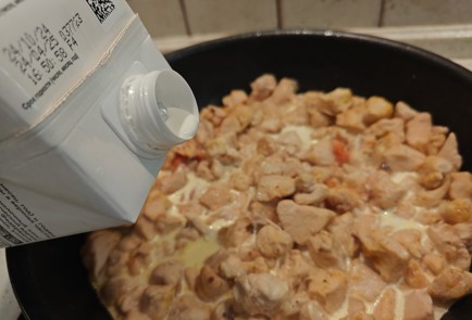 Фото шага рецепта Кусочки куриного филе с куркумой и сливками 189187 шаг 9  