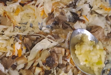 Фото шага рецепта Квашеная капуста жаренная на сковороде с грибами 190822 шаг 10  