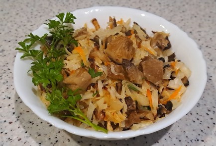 Фото шага рецепта Квашеная капуста жаренная на сковороде с грибами 190822 шаг 12  