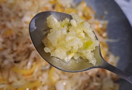 Фото шага рецепта Квашеная капуста жаренная на сковороде со сладким перцем 190821 шаг 9