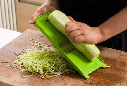 Фото шага рецепта Лапша из кабачка с помидорами и грецкими орехами 152621 шаг 4