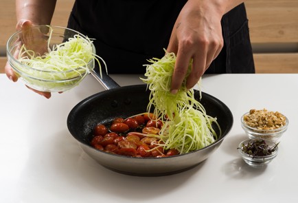 Фото шага рецепта Лапша из кабачка с помидорами и грецкими орехами 152621 шаг 7