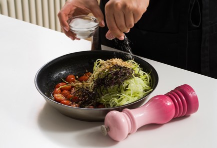 Фото шага рецепта Лапша из кабачка с помидорами и грецкими орехами 152621 шаг 8