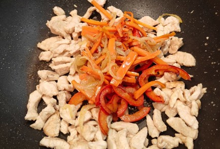 Фото шага рецепта Лапша с курицей в соусе терияки 175708 шаг 11  