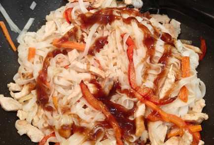 Фото шага рецепта Лапша с курицей в соусе терияки 175708 шаг 13  