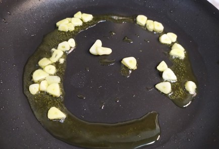 Фото шага рецепта Лапша с морепродуктами 190112 шаг 2  