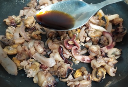 Фото шага рецепта Лапша с морепродуктами 190112 шаг 5  