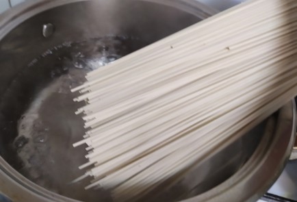 Фото шага рецепта Лапша с морепродуктами 190112 шаг 6  