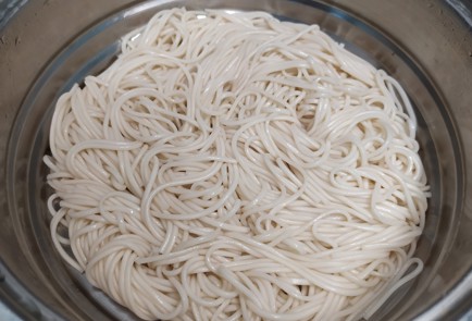 Фото шага рецепта Лапша с морепродуктами 190112 шаг 7  