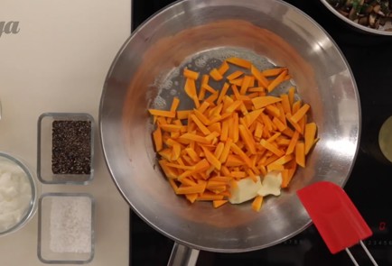 Фото шага рецепта Лапша с тыквой и грибами 18595 шаг 2  