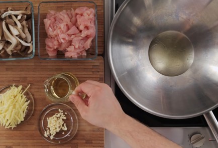 Фото шага рецепта Лапша удон с курицей вешенками и зеленым луком 20233 шаг 1