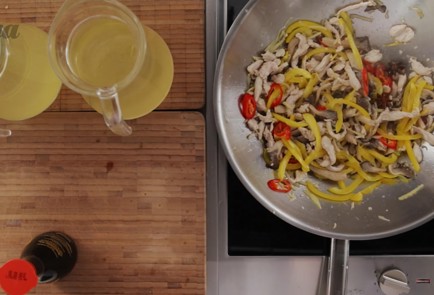 Фото шага рецепта Лапша удон с курицей вешенками и зеленым луком 20233 шаг 2