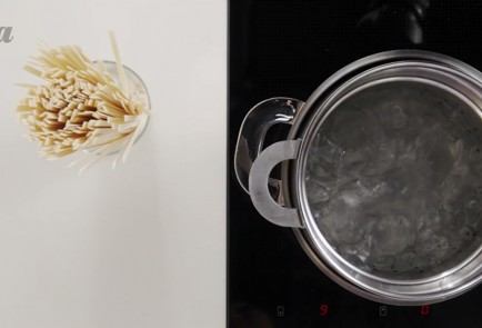 Фото шага рецепта Лапша удон с курицей вешенками и зеленым луком 20233 шаг 3