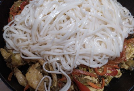 Фото шага рецепта Лапша удон с курицей и овощами 189145 шаг 11  