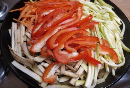 Фото шага рецепта Лапша удон с курицей и овощами 189145 шаг 8  