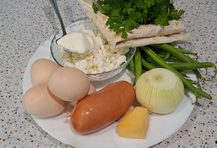 Фото шага рецепта Лаваш с творогом яйцами сарделькой и овощами на завтрак 190450 шаг 1  