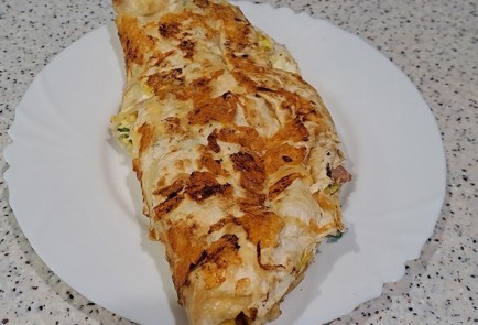 Фото шага рецепта Лаваш с творогом яйцами сарделькой и овощами на завтрак 190450 шаг 13  