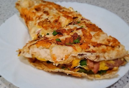 Фото шага рецепта Лаваш с творогом яйцами сарделькой и овощами на завтрак 190450 шаг 14  