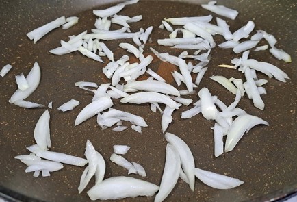 Фото шага рецепта Лаваш с творогом яйцами сарделькой и овощами на завтрак 190450 шаг 2  