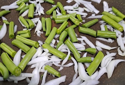 Фото шага рецепта Лаваш с творогом яйцами сарделькой и овощами на завтрак 190450 шаг 3  