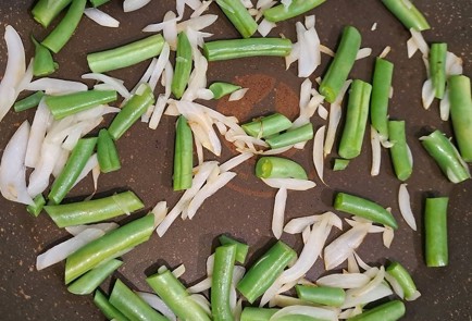 Фото шага рецепта Лаваш с творогом яйцами сарделькой и овощами на завтрак 190450 шаг 4  