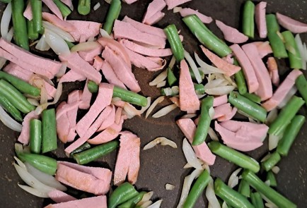 Фото шага рецепта Лаваш с творогом яйцами сарделькой и овощами на завтрак 190450 шаг 5  