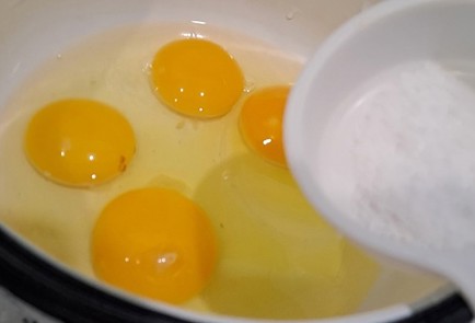 Фото шага рецепта Лаваш с творогом яйцами сарделькой и овощами на завтрак 190450 шаг 6  