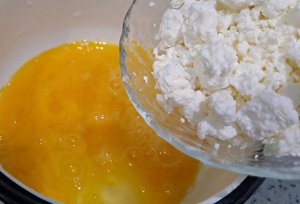 Фото шага рецепта Лаваш с творогом яйцами сарделькой и овощами на завтрак 190450 шаг 7  