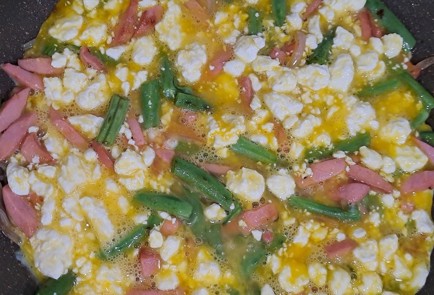 Фото шага рецепта Лаваш с творогом яйцами сарделькой и овощами на завтрак 190450 шаг 8  